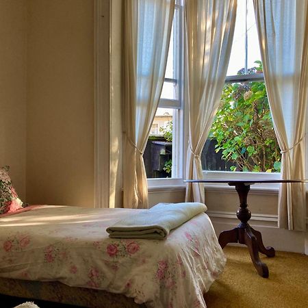 Honeysuckle House Hostel Нелсън Екстериор снимка
