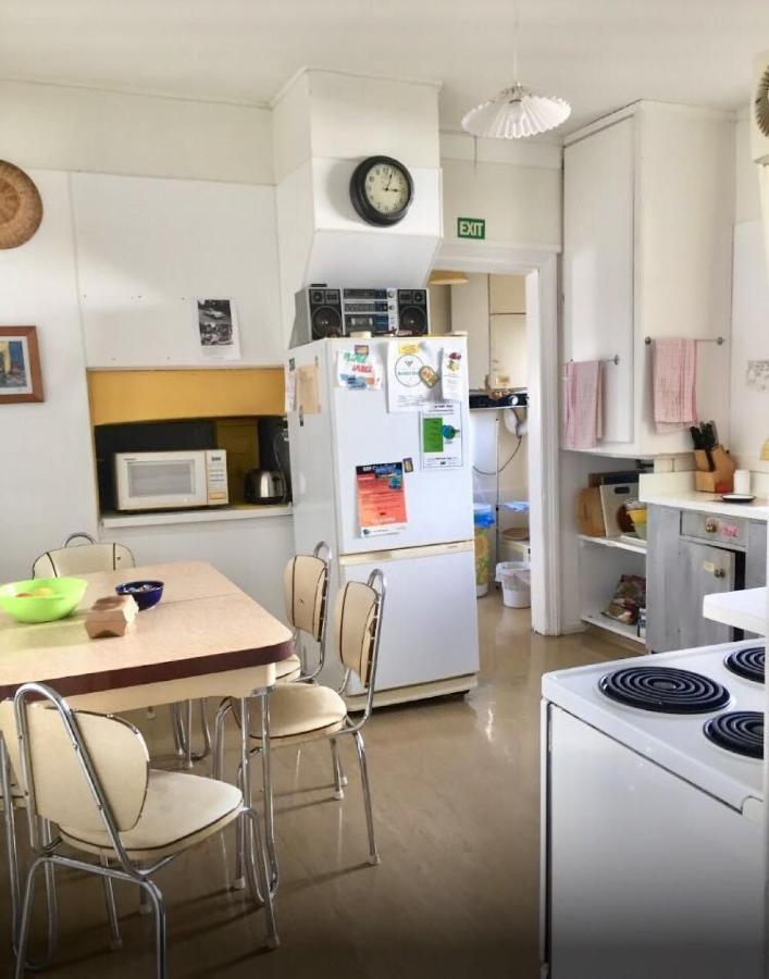 Honeysuckle House Hostel Нелсън Екстериор снимка