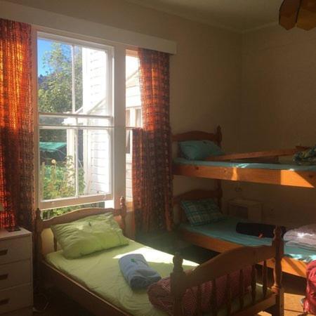 Honeysuckle House Hostel Нелсън Екстериор снимка