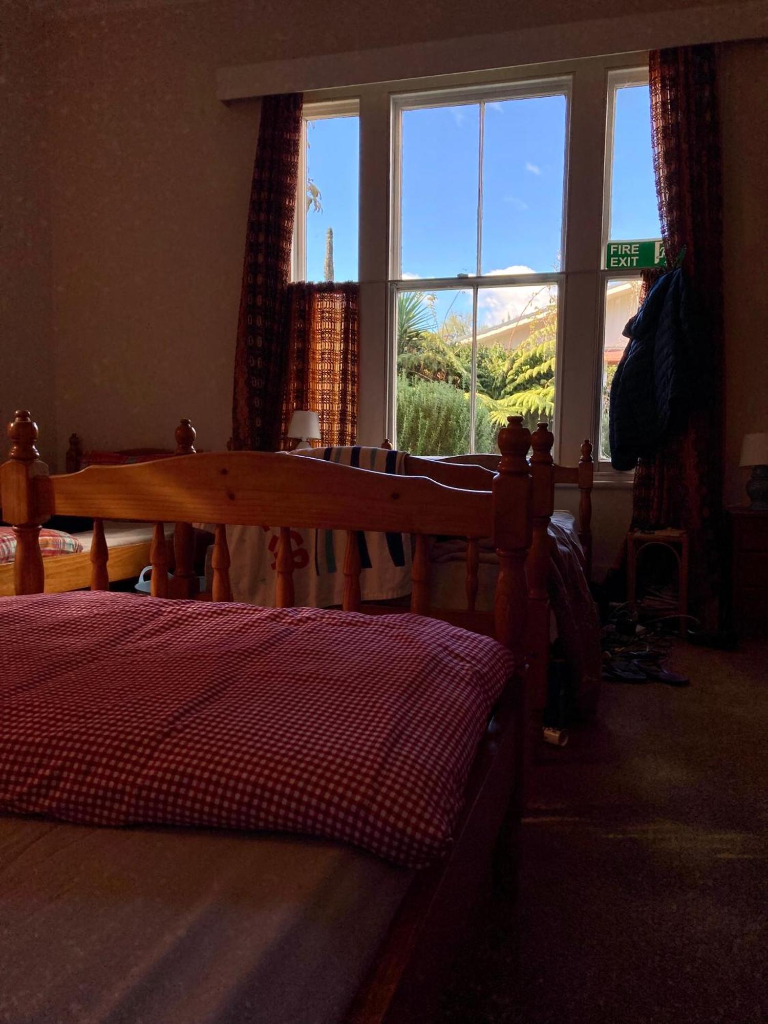 Honeysuckle House Hostel Нелсън Екстериор снимка