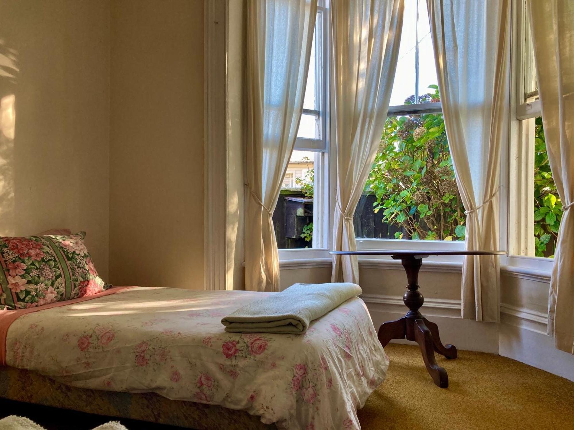 Honeysuckle House Hostel Нелсън Екстериор снимка