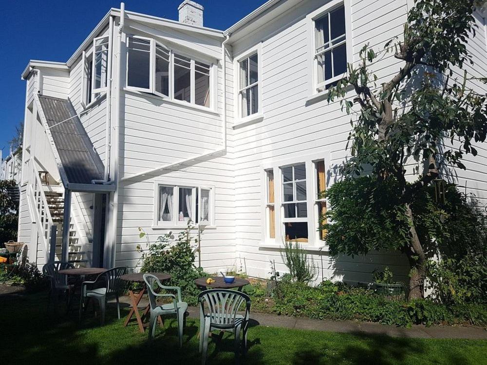 Honeysuckle House Hostel Нелсън Екстериор снимка